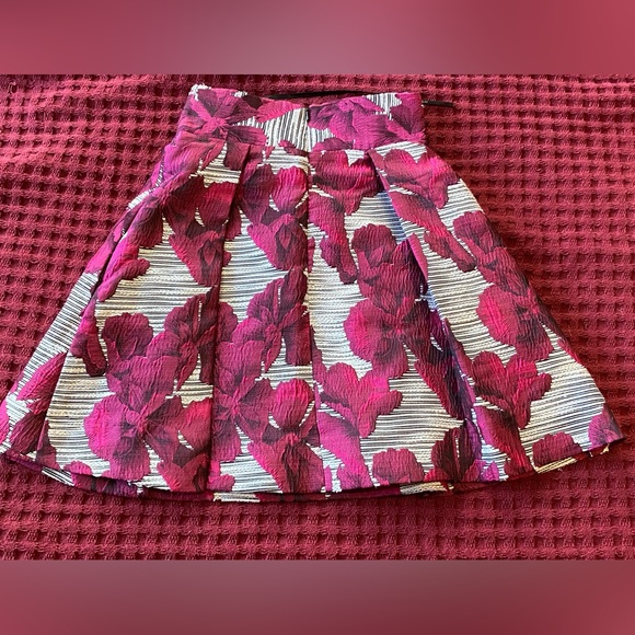 NWOT Black Halo,short fit/flared skirt,silky tapestry fabric,Fuchsia floral, 0 - Picture 2 of 8